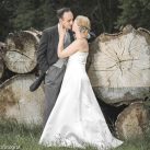 Brautpaar Baumstämme Hochzeitsfoto