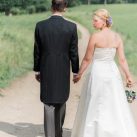 Braut und Bräutigam laufen mit MiKe's